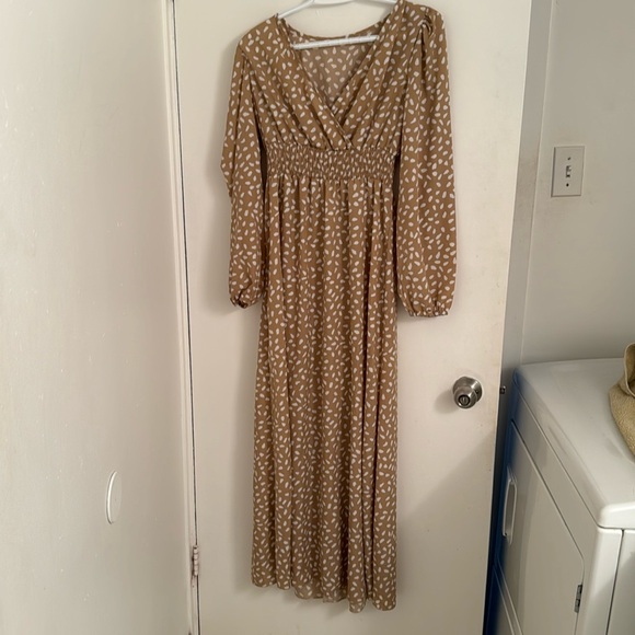 SHEIN Dresses & Skirts - NWOT Shein Beige/White Long Sleeves Maxi Dress